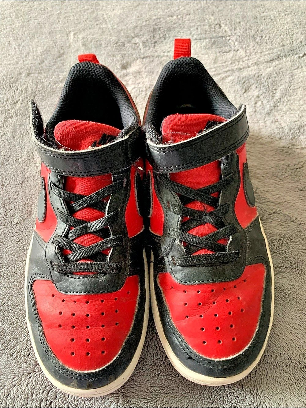 Nike Air Force 1 Girls US 2Y Red & Black Sneakers